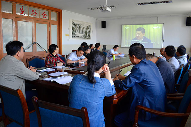 学校党委理论学习中心组开展集中学习,专题观看《巡视利剑》