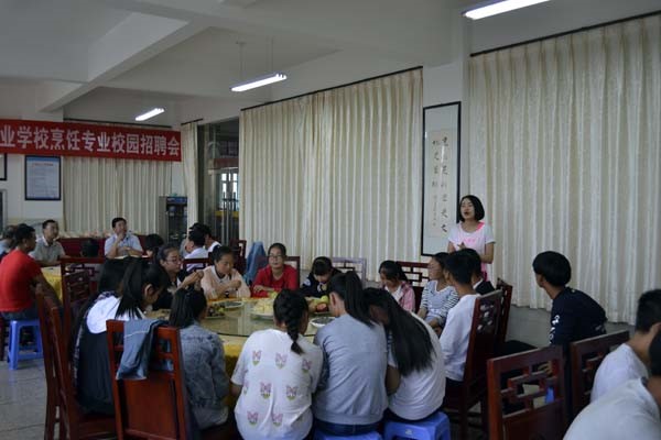 万里无云镜九洲，最团圆夜是中秋——学校举行中秋节留校学生座谈会(图文)