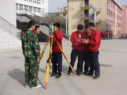 建筑工程施工专业学生进行测量员岗位培训.jpg