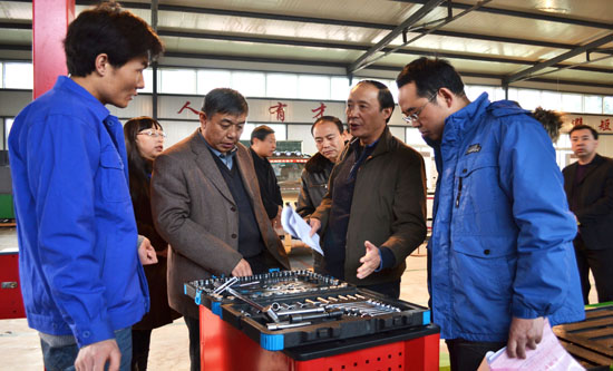 省教育厅专家组验收我校汽修实训基地