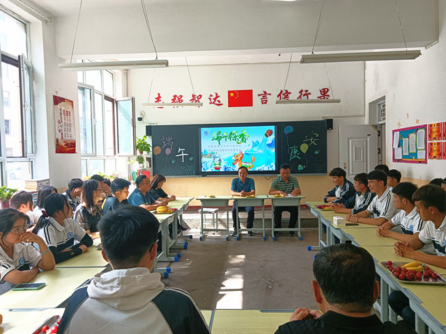 我校举行端午节慰问留校学生茶话会