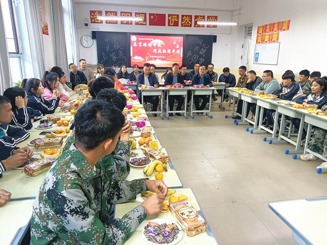 学校开展中秋节慰问在校学生活动