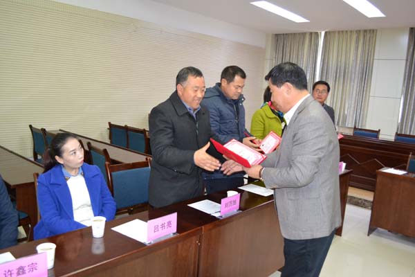 颁发聘书.jpg