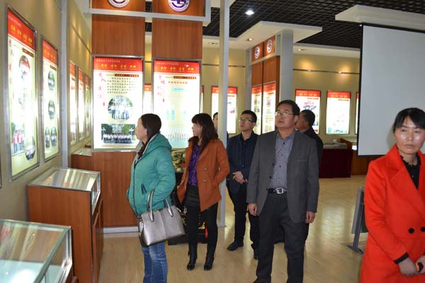 参观校史馆.jpg