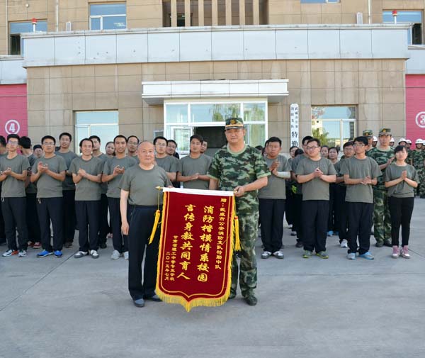 赠送锦旗.jpg