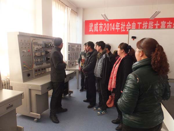 参观实训室1.jpg