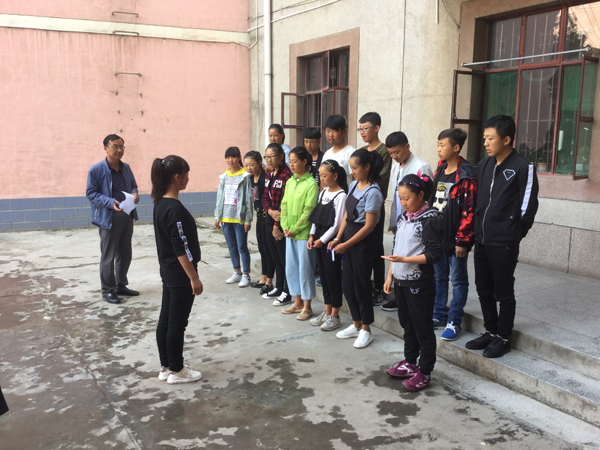学校看望军训结束后未回家留校生活的新同学 (图文)